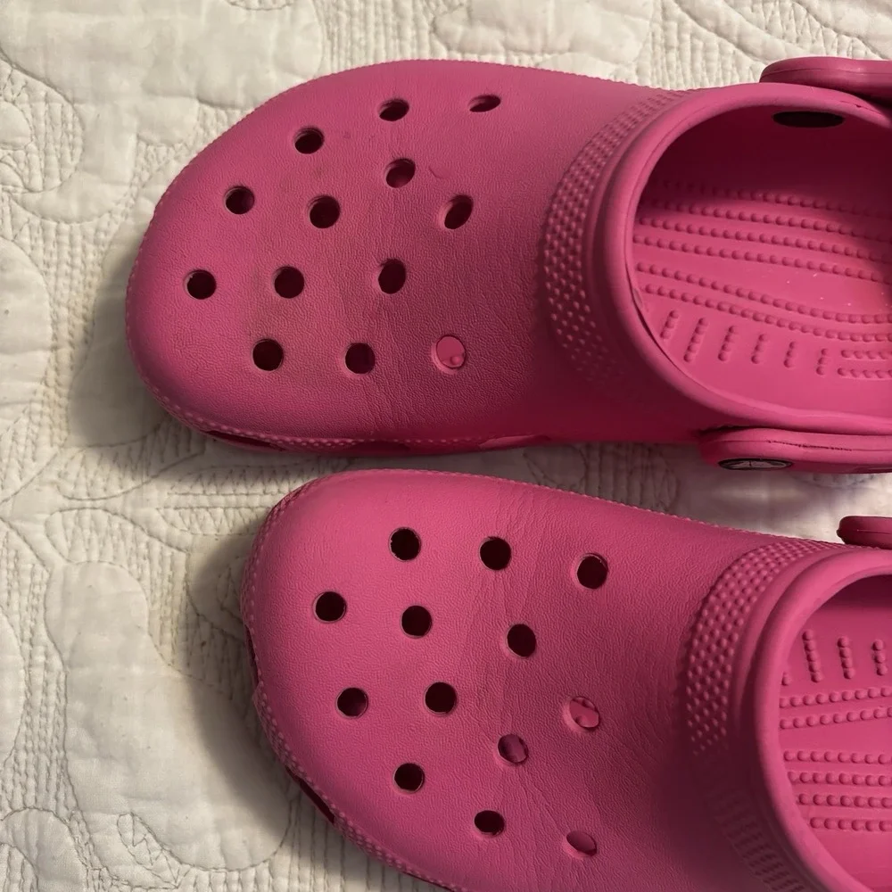 Crocs Youth/Junior Girls Size 4 Hot Pink Slip On Clog, Lightweight Strap W/ Logo - Picture 5 of 9